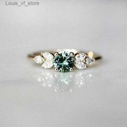 Band Rings Classic Gold Colour Ring for Women Gorgeous Metal Green Inlaid Stones Flower Engagement Wedding Jewellery H240424