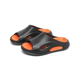 Nuove pantofole per le pantofole sportive in uscita da uomo con pannelli da spiaggia di suola soft di suola slitta di altezza semplificata