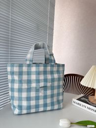 The designer weaves a new Tote bag for spring and summer, using simple natural Lafite grass and Colourful crochet stripes, with a sweet and fresh style