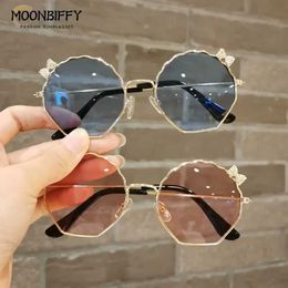 Sunglasses New Fashion Childrens Sunglasses Boys and Girls Anti-UV Sun Glasses Baby Cute Bow Little Girl Shell Glasses Metal Frame Eyewear 240423