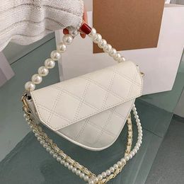 Shoulder Bags Brand Designer Women's Love Heart Totes Triangle Flap Crossbody Bag 2024 Summer Beaded Chain Handbags Female