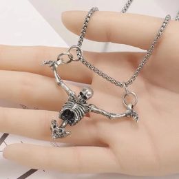 Necklaces Silver Plated Halloween Captivity Skull Necklace With Both Hands Hung for Men Women Punk Rock Hip hop Male Necklace Jewellery Gift