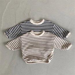 Sweatshirts 3276B Baby Striped Sweater 2022 Autumn New Simple All Match Boy's Striped Pullover Long Sleeve Cotton Tshirt Girl Sweatershirt