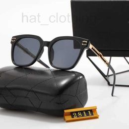 Sonnenbrille Designer Metall Rahmen Katzenblumenobjektiv mit Buchstaben Marke Sonnenbrille Frauen Unisex reisende Sonnenbrille Tq1l