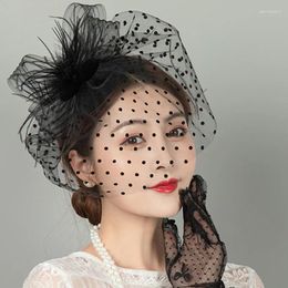 Berets Retro Women Mesh Hats Plush Feather Hairpin Floral Hair Fascinator Wedding Charm Casual Holiday European Caps