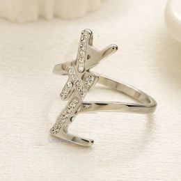 Designer Märke Letter Band Rings Women Cz Diamond Silver Plated Rostfritt stål Kärlek Bröllopsmycken Tillbehör Ring Fin Carving Finger Ring Size 6 7 8 9