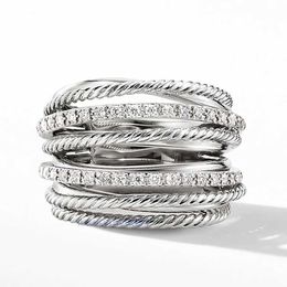 Huitan Silver Color Flera radringar Glänsande CZ Metallic Ol Style Office Lady Versatile Finger Ring For Women Fashion Jewelry