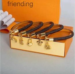 Wristband Luxury Bracelet Designer Leather Bracelets for Woman Sample Scarves Bangle Women Jewellery Christmas Valentines Day Gift Free Shipping 9LC7 CZJL