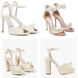 Gelin zarif gelinlik ayakkabıları Sacora Lady Sandals Beyaz İnciler Deri Markalar Yüksek Topuklu Kadınlar Yürüyen Orijinal Orijinal Kalite