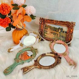 Mirrors Retro Handle Mirror Holding Hand-Held Mirror Oval Hotel Taking Photos Antique Baroque Golden Resin Mirror Home Decor Makeup Tool