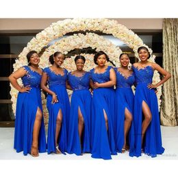 Plus -storlek afrikansk brudtärna Royal Blue Lace Appliced ​​Chiffon Golvlängd Split aftonklänningar Skräddarsydda bröllopsgästklänningar