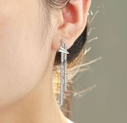 Lyxa smycken S925 Sterling Silver överdrivna långa tofsörhängen med en stor och lyxig känsla. Rena silverörhängen