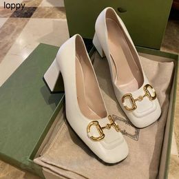Yeni Tasarımcı Ayakkabı Kadın Yüksek Topuklular Vintage Sandallar Cowhide Square Toe Tıknaz Topuk Pompalar Lady Deri Metal Toka Ayakkabı İtalya Lüks Kadın Yüksek Topuklu