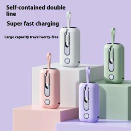 Ręczny mały wentylator jest wyposażony w przewodowy bank power Super Fast Charge 22,5 W Power Bank 10000 MAH