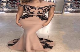 Champagne Long Satin Mermaid Evening Dresses 2022 Black Lace Appliques Off the Shoulder Formal Party Gowns Dubai Prom Dress8836090