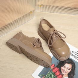 Allacciato in pelle per donne 2024 primavera New British Style Retro Ladies Low Khaki Copertutto scarpe casual comode