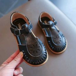 Sandals Girls Sandals 2023 New Childrens Hollow Soft Sole Shoes Advance Fashion Princess Shoes Shoes Shoes Hot Outs Brincess 240423