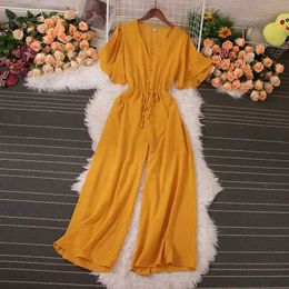 Kobiety Jumpsuits Rompers American Women Jumpsuit Modna moda w dekolcie w szyku luźne spodnie nogi 2024 Nowy letni solidny guziki ciasne ubrania Y240425