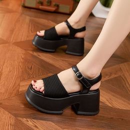 8,5 cm de sola grossa Mulheres de sandália Summer 2024 Novo salto alto Sapatos de caça abertos Sandálias de vestuário feitas à mão feitas à mão