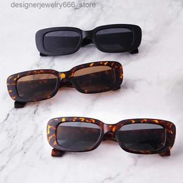 Sunglasses 2024 New Retro Sunglasses Classic Retro Square Sunglasses Womens Brand Retro Travel Mini Rectangular Sunglasses Q240425