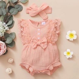 Rompers 0-18 Months Newborn Baby Girl Plain Soft Bodysuit Lace Flared Sleeve Summer Romper with Headband Toddler Baby Girl Clothing d240425