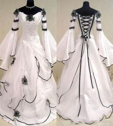 Renaissance Vintage Black and White Mediaeval Wedding Dresses Vestido De Novia Celtic Bridal Gowns with Fit and Flare Sleeves Flowe8224422
