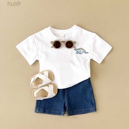 Rompers 2024 Summer Boys Clothes Boys Girls Outfit Set Casual Leisure Dinosaur Embroidered T-shirt+denim Shorts 2PCS for 0-3Y Childrens d240425