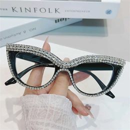 Sunglasses KLASSNUM Cat Eye Sunglasses for Womens Rhinestone Retro Design Luxury Sun Visors for Womens Glasses 2024 New Ins J240423