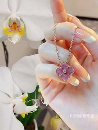 2024 Classic Four Leaf Clover Necklaces Pendants Rose Stone Necklace Womens Pink Lucky Grass Single Flower Pendant 18k Gold Limited collarbone Chain Gift