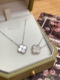 2024 Classic Four Leaf Clover Necklaces Pendants Starry White Fritillaria Necklace in Pure Silver S925 Plated 12 Small Commuter Versatile Collar Chain