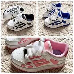 2023 designer skel top scarpe bassa scarpe per bambini ossa ciao cuoio da ragazzo girl sneakers