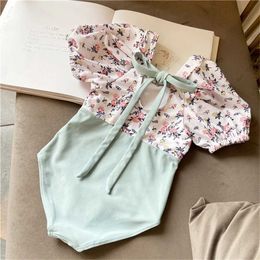 Adorável bebê floral adorável baby de uma peça de banho+ boné 2024 verão coreano criança backless swimsuit infantil garotas de biquíni roupas de férias h240425