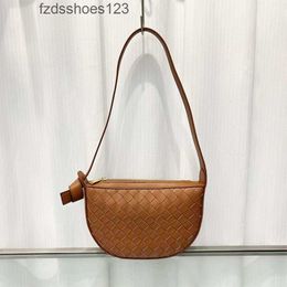 Casual 2024 Weaving Bag Shoulder Mini Leather Popular Versatile Underarm Purse Designer Single Sunrise Women Autumn Bags Winter Handbag Vbottega New F7XC