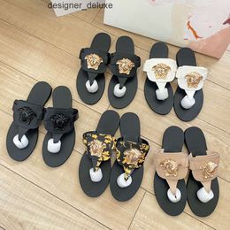 Summer Beach Sandals Casual Shoe Luxury Versa Flip Flops Mules Slide Pool Women Slipper 2024 New Flat Designer Metal Black White Loafer Size 35-42 Men Sliders Lady