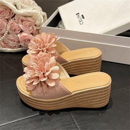 Slippers 2024 Sandals Women'S Summer Fashion Beach Rhinestone Flat Luxury Women Designers Designer Shoes
