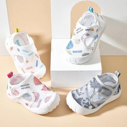 Летние дышащие сетчатые детские сандалии детская унисекс повседневная обувь против Slip Spect Sole First Walkers Мястотные легкие туфли Tenis 240420