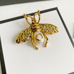 Design Gold Bee Alphabet Luxury Designer Brooch Ladies Rhinestone Pearl Alphabet Brooch Suit pin Antique Fashion Jewelry Clothing Decorative Accessories Gift
