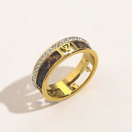 Anéis da marca Designer Mulheres 18k Gold Gold Crystal Couro Faux Aço inoxidável Love Jóias de casamento Supplias de jóias Ring de escultura fina ZG1600