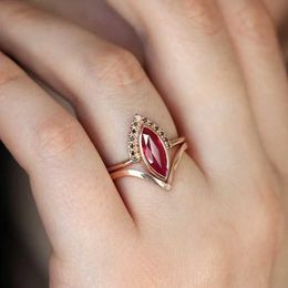 Band Rings Fashion Rhombus Red Zircon Stones Rose Gold Color for Women Classic Metal Marquise Bridal Wedding Set Jewelry H240425