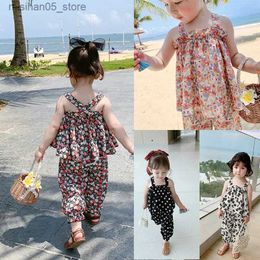 Clothing Sets Summer girl clothing set with cross flower suspension top and nine point pants for baby childrens fashionable Q240425