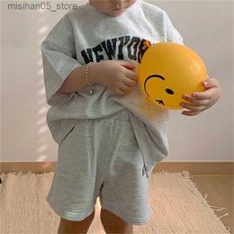 Clothing Sets Girls Simple Comfortable Set Childrens Letter Printing Loose Short sleeved T-shirt+Childrens Casual Soft Cotton Shorts 2-piece Set Q240425