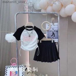 Clothing Sets Childrens casual set childrens short sleeved top pleated tight fitting clothes 2024 new girl letter clothing youth summer T-shirt Q240425