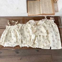 Rompers Soft Breathable Muslin Cotton Baby Floral Strap Jumpsuit Cute Petal Collar Girls Shirt + Shorts Kids Infant Summer Clothes Set H240425