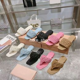 woman Beach slippers Designer womens shoes Classic Flat heel Summer Lazy Metal Cartoon Big Head flops leather lady Slides Hotel Bath Ladies Sandals 35-40