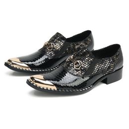 Nuove scarpe da uomo in pelle vera scarpe vitello slip-on casuals Iron punta versione coreana di tutte le scarpe da uomo di moda abbinate per ragazzi stivali da festa