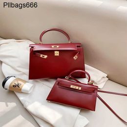 Designer Bag Womens Shoulder Bags 2024 Premium Wine Red Crowd Box Cowhide Mini Handheld Diagonal Straddle