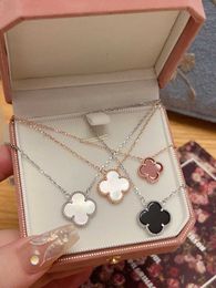 2024 Classic Four Leaf Clover Necklaces Pendants Necklace Womens Water Shell S925 Silver Plated Natural White Fritillaria Black Agate Red Size Set Chain