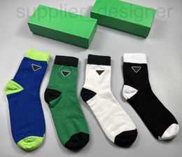 Men's Socks designer Designer Mens Womens Four Pair Luxe Sports Winter Mesh Letter Printed Sock Embroidery Cotton Man With Box DFP8