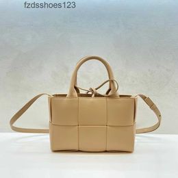 Fashionable Handbags Cowhide Tote Handheld Veneeta Arco 2024 Woven Bag Botteega Bags One Shoulder Underarm Ladies Crossbody Leather 0YF1