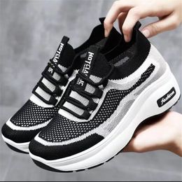 Outdoor wearing soft soles breathable and non slip running shoes for women thick soles lightweight and casual sports shoes